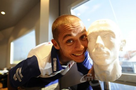 Valentino posa junto a su doble