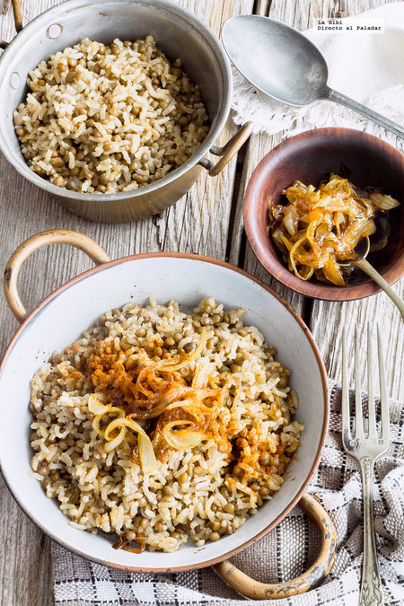 Lentejas con arroz y cebolla caramelizada. Receta fácil