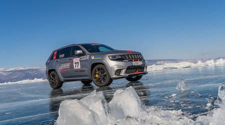 Los 717 CV del Jeep Grand Cherokee Trackhawk lo han convertido en el SUV más rápido del mundo... ¡sobre hielo!
