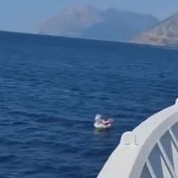 Una niña de cuatro años que navegaba con su flotador de unicornio fue rescatada por un ferry a medio kilómetro de la playa