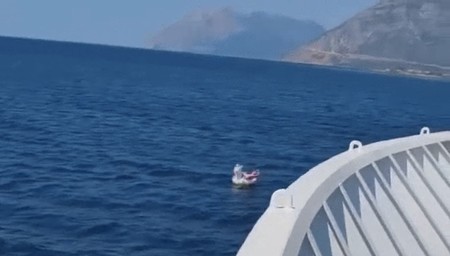Una niña de cuatro años que navegaba con su flotador de unicornio fue rescatada por un ferry a medio kilómetro de la playa