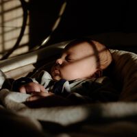 Por qué no es seguro que el bebé duerma en la hamaca o el columpio