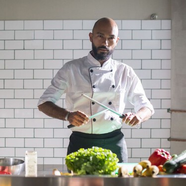 Farmear aura en la cocina: los gestos que te hacen parecer un auténtico chef 