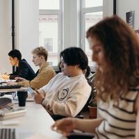 Frustração com mercado de trabalho faz entusiasmo da Gen Z pela IA cair de 36% para 22% 