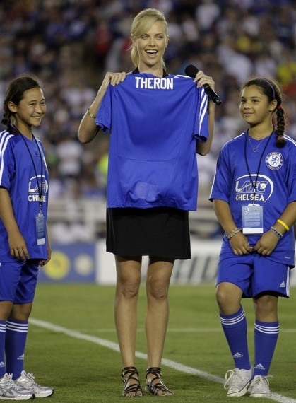 charlize theron futbol