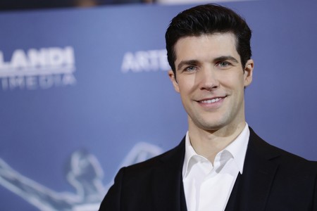 Roberto Bolle suma sneakers a su look como el perfecto toque urbano para el look de fiesta