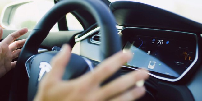 Activó el piloto automático de su Tesla y se echó una siesta por 40 km, sin darse cuenta de que la policía lo iba siguiendo: ahora se enfrenta a cargos