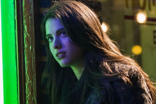 Es una de las actrices del momento gracias a La Sustancia, pero Margaret Qualley tiene un oscuro pasado en una de las adaptaciones de anime más odiadas de Netflix 