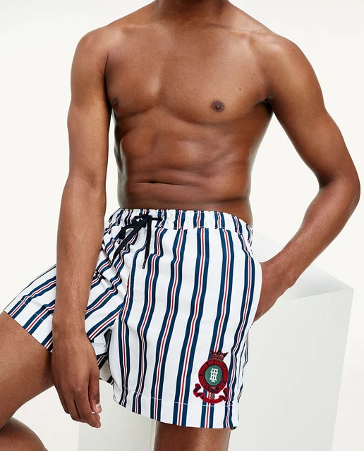 BAÑADOR BERMUDA DE HOMBRE DE RAYAS CON ESCUDO EN PARCHE LATERAL BLANCO