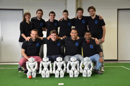 Este vídeo nos enseña cómo se entrenan los robots futbolistas que quieren ganar el Mundial