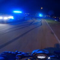 Vaciló y persiguió a la policía a escape libre, hasta que se le salió la cadena de la moto. Los agentes dieron marcha atrás... 