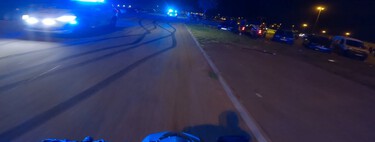 Vaciló y persiguió a la policía a escape libre, hasta que se le salió la cadena de la moto. Los agentes dieron marcha atrás... 