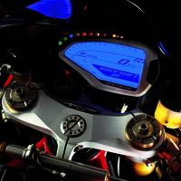 Adiós a superar el límite de velocidad en carretera. Europa tiene un plan para capar todas las motos con la electrónica 