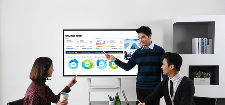 Samsung Flip WM55H llega a España: la pizarra interactiva de 55 pulgadas centrada en el trabajo en grupo amplía fronteras