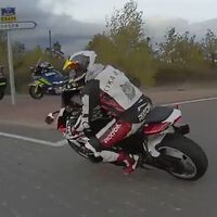 Un youtuber se fuga en moto a 300 km/h, vacilando y sin matrícula. Acaba con la policía en la puerta de casa