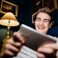 La Generación Z deja de jugar en consolas, abandona la universidad y hasta la programación: los “trabajos de cuello azul” los hacen felices 