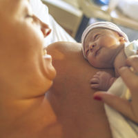 Recomiendan elevar la cama para ayudar al recién nacido a respirar mejor cuando hace piel con piel con mamá