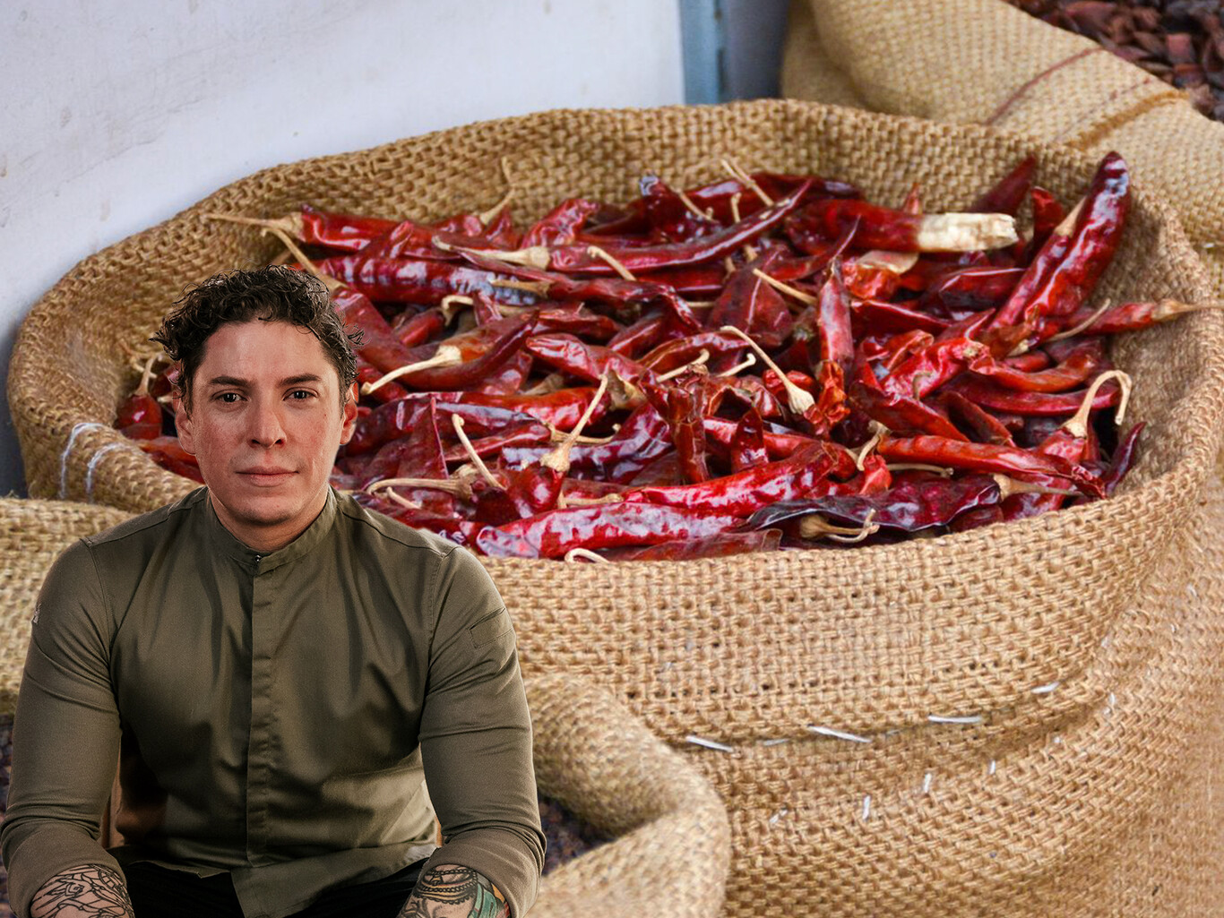 Chile guajillo deshidratado sobre fondo blanco, mostrando su color rojo oscuro y textura arrugada