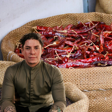 Es un clásico de la cocina mexicana, pero le va genial al cerdo ibérico: así usa el chef Roberto Ortiz el chile guajillo que sazona pero no pica 