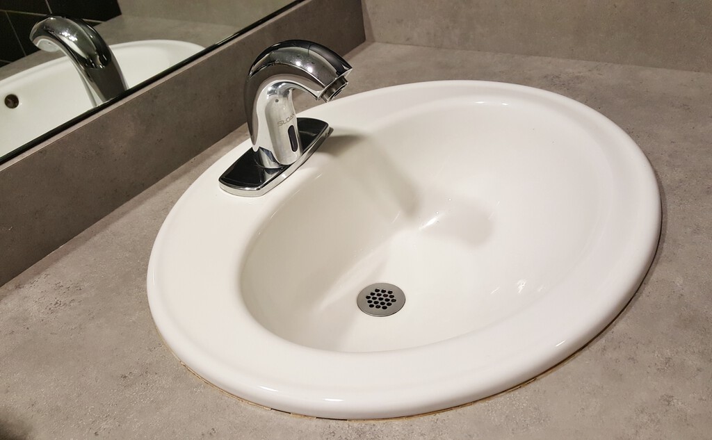 La manchas de cal son una pesadilla en el baño. Quitarlas fácilmente es cuestión de usar algo muy barato que quizá tienes en casa 
