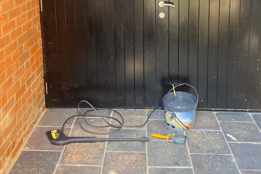 Los dueños de este mini patio lo transformaron en un oasis al fresco solo con pintura, plantillas de diseño hidráulico y detalles con mucho encanto