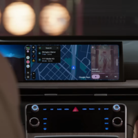 Google le da a Android Auto su mayor actualización hasta la fecha: nueva interfaz, YouTube, rediseño de Maps, y mucha IA 