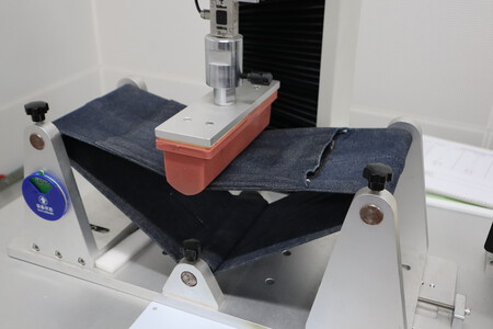 Si tu móvil no se dobla en el bolsillo es gracias a esta prueba | Imagen: Xataka