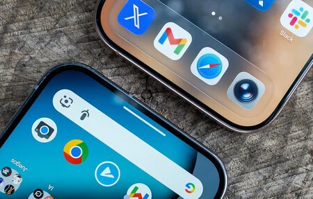 Arriba, iPhone 16 Pro con iOS 26 beta; abajo, Google Pixel 10 con Android 16 estable