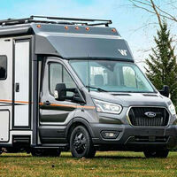 Esta Ford Transit 4x4 no es una furgoneta camper sino una completa autocaravana con dos cocinas, baño completo y paneles solares