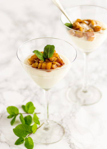 Mousse de coco con piña estofada. Receta para llevar mejor esta calurosa primavera