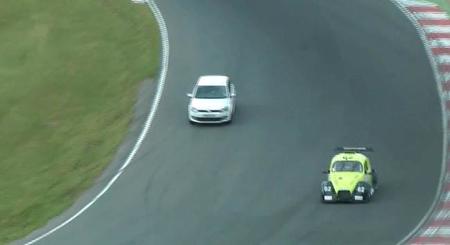 El día en que unos descerebrados se colaron durante una carrera en Brands Hatch