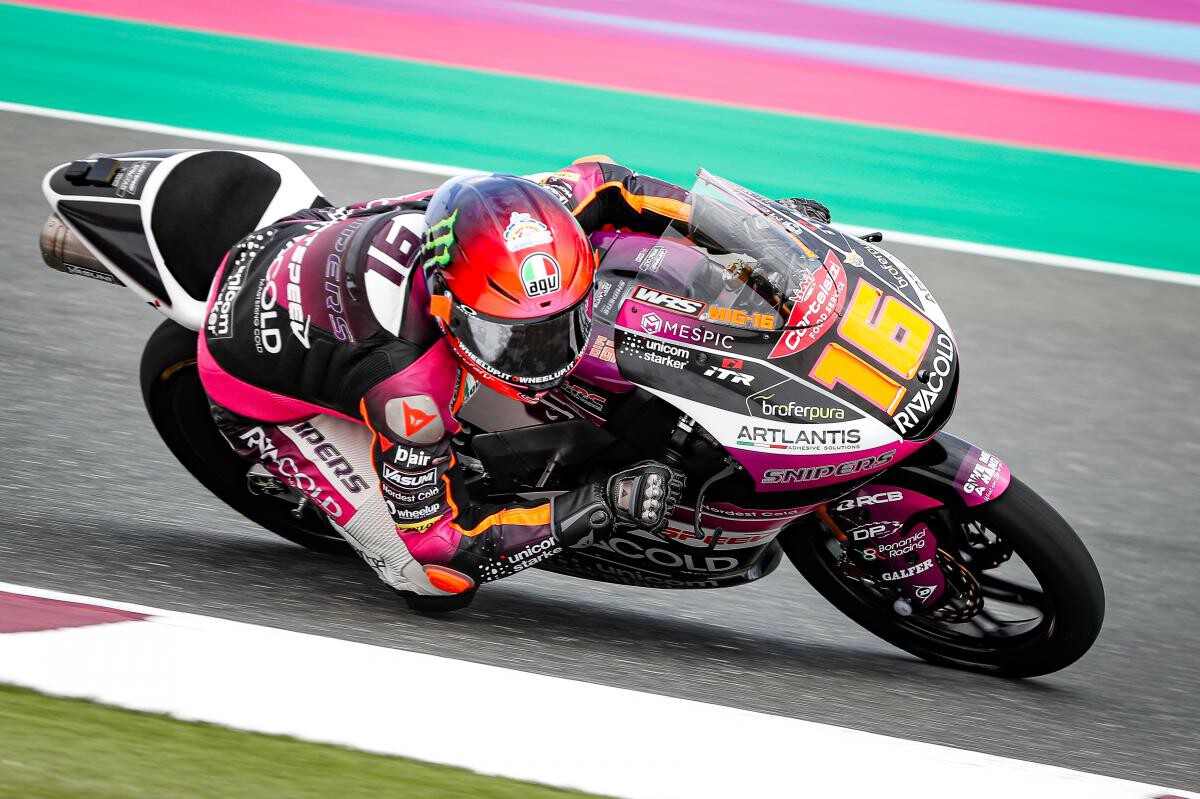 Andrea Migno vence a Sergio García en la última vuelta para ser el primer líder de Moto3 gracias al desastre de Ayumu Sasaki