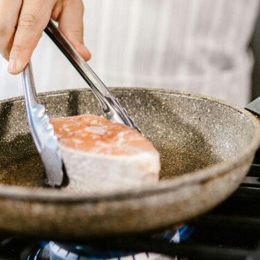 Quita el olor a pescado, carne o frituras de tu cocina con esta mezcla natural que aplican los chefs