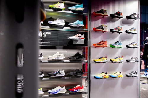 El Corte Inglés adelanta el Súper Jueves con una liquidación de zapatillas Nike a mitad de precio en su outlet 