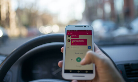 La DGT multa a más de 2.800 conductores por utilizar el móvil conduciendo en solo una semana