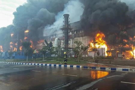 先週末、タマルナドゥ州のタタ・エレクトロニクス工場火災を消火しようとする消防士たち