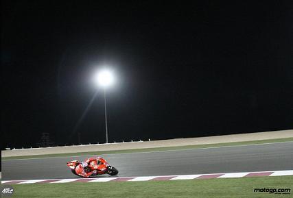 Stoner domina con Lorenzo acechando
