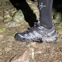 Vuelven las lluvias, pero Salomon tiene estas zapatillas impermeables con suela comodísima a casi mitad de precio 