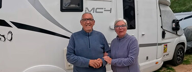 "No nos falta de nada": estos dos jubilados han cambiado su piso sin ascensor por una autocaravana. Viven viajando con su pensión, y les sobra