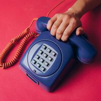 El teléfono fijo está volviendo poco a poco a nuestras casas. Y la Gen Z es una de las 'culpables'