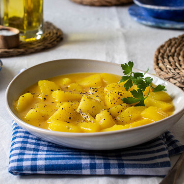 Patatas en ajo pollo: una receta tradicional que no sabe de modas y nos sigue encantando