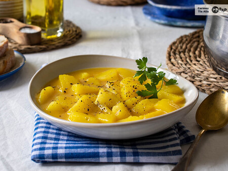 Patatas en ajo pollo: una receta tradicional que no sabe de modas y nos sigue encantando