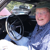 Ele guardou seu Dodge Charger em uma garagem há 30 anos porque sua esposa disse que era muito barulhento; agora, aos 96 anos, ele o restaurou para poder apreciá-lo novamente 