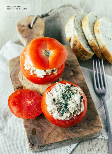 Jitomates rellenos de atún. Receta de primavera