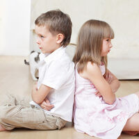 Por qué obligar a tu hijo a disculparse y abrazar tras una pelea porque tú se lo pidas no le servirá para aprender