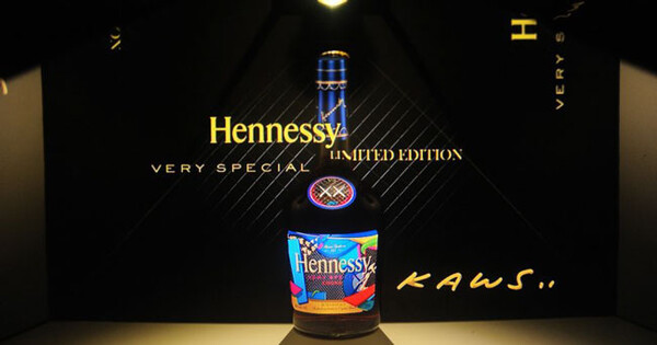 Hennessy V.S., la botella de Cognac XX vista por KAWS