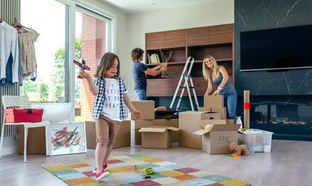 Familia ordenando la casa