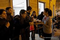 El marketing,una cola en una tienda y un cupón 
