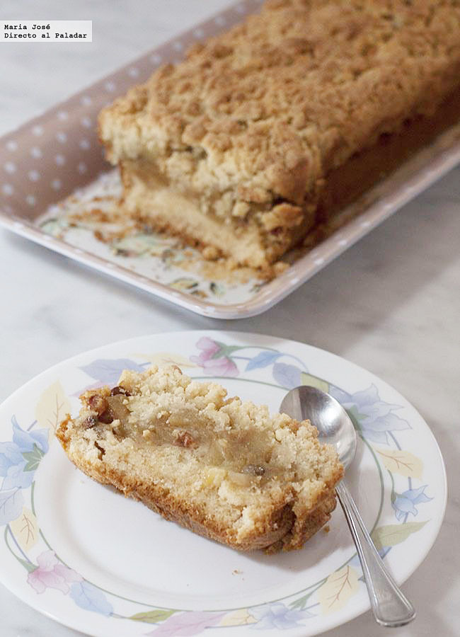 Si os gustan los postres con fruta, no dejéis pasar esta receta de pastel crujiente de manzanas y pasas