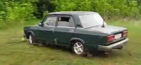 RuзуaPaзуФи™: Drifting ruso en un Lada Riva que trisca por la riba